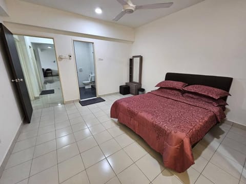 Bed, Photo of the whole room, Bedroom, fireplace, towels
