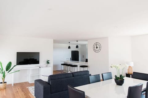 Communal lounge/ TV room, TV and multimedia, Kitchen or kitchenette, Living room, Seating area, Dining area