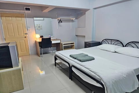 Bed, Bedroom, towels