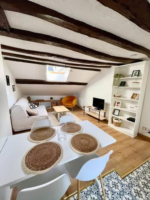 Library, TV and multimedia, Living room, Seating area, Dining area
