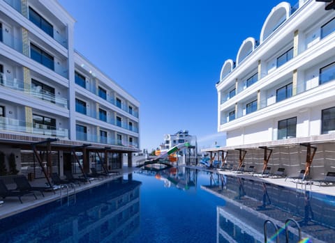 Property building, Day, Pool view, Swimming pool, sunbed