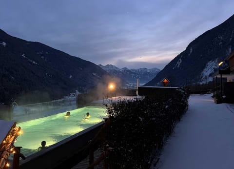 Winter, Garden, Hot Tub, Spa and wellness centre/facilities, Guests, Garden view, Mountain view, Pool view, Swimming pool, Time of day, Location, group of guests