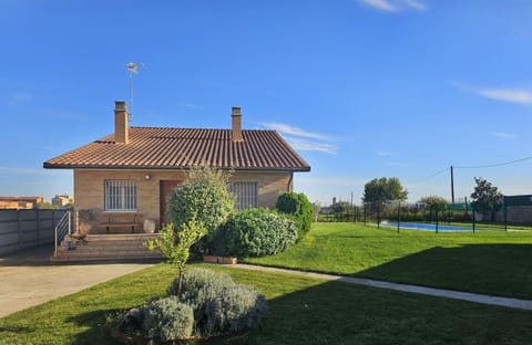 Property building, BBQ facilities, Garden, Garden, Pets, Garden view, Swimming pool, children, Family, bidet, furniture, heating, internet, locker, pet friendly, toaster, towels, washing machine, kitchen, air conditioner