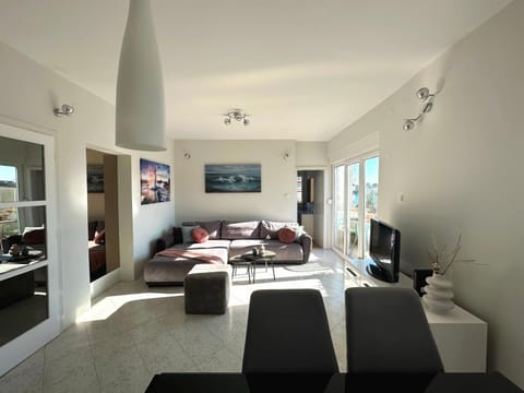 Communal lounge/ TV room, TV and multimedia, Balcony/Terrace, Living room, Seating area, Evening entertainment, air conditioner