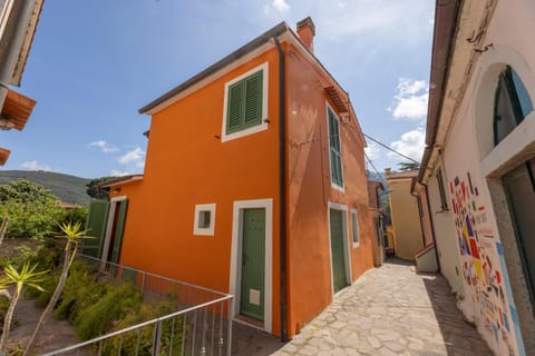 Property building, Day, Neighbourhood, Natural landscape, Mountain view