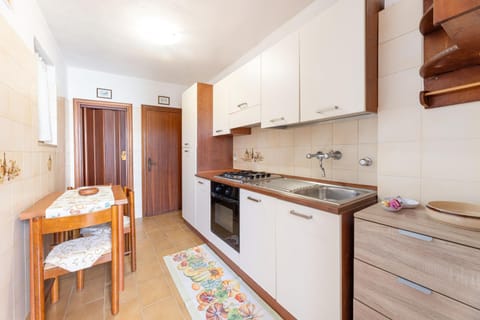 Kitchen or kitchenette, Dining area, oven, stove