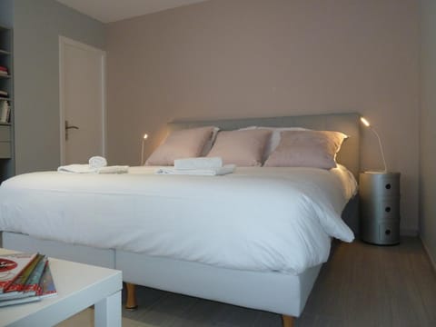 Photo of the whole room, towels