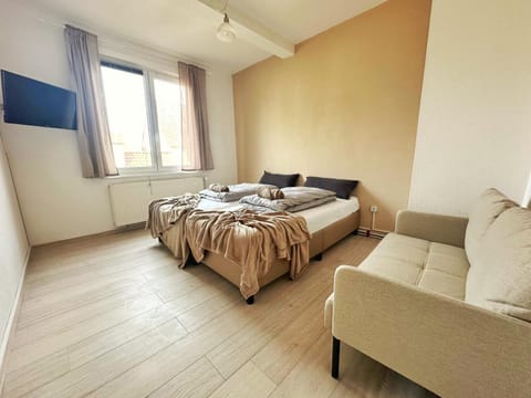 Bed, TV and multimedia, Photo of the whole room, Seating area, Bedroom