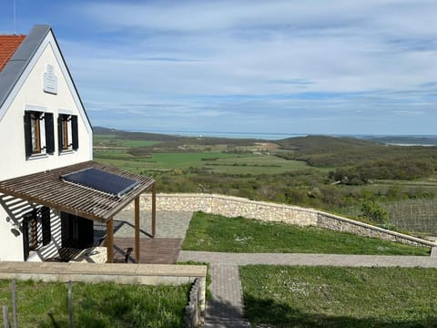 Property building, Garden, View (from property/room), Balcony/Terrace, Lake view, Mountain view