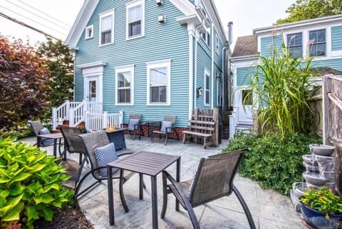 Property building, Patio, Balcony/Terrace, Garden view