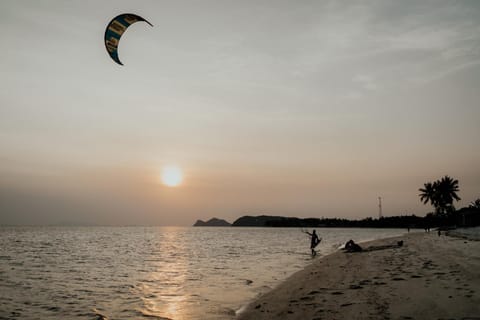 Day, People, Natural landscape, Beach, Sea view, Sunrise, Sunset