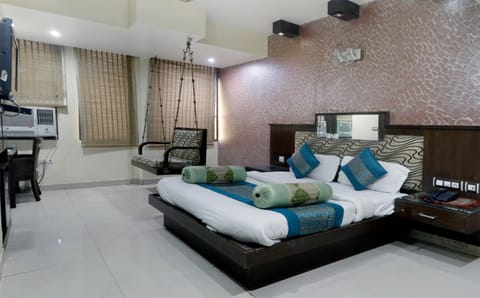 Bed, TV and multimedia, Kitchen or kitchenette, Living room, Photo of the whole room, Seating area, Bedroom, air conditioner