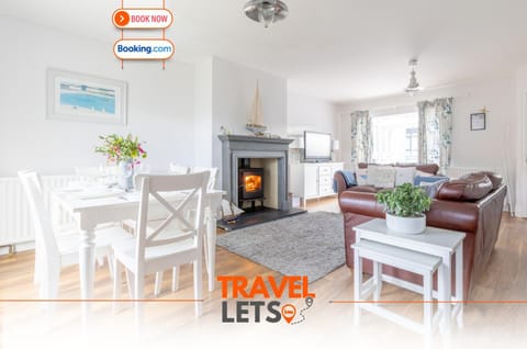 Kitchen or kitchenette, Living room, Seating area, Dining area, Text overlay, flat iron, internet, stove