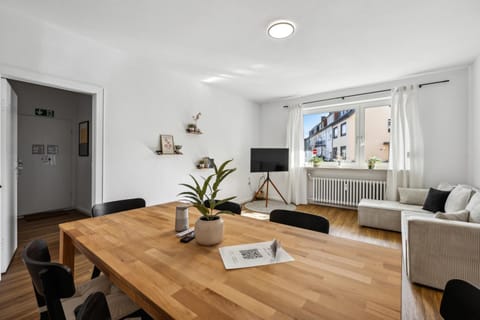 Neighbourhood, TV and multimedia, Living room, Dining area
