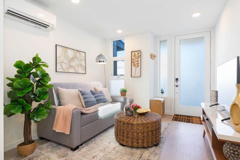 Property building, Restaurant/places to eat, TV and multimedia, Living room, Seating area, Swimming pool, Breakfast, air conditioner