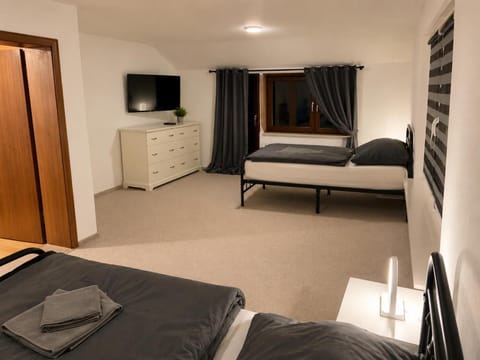 Bed, TV and multimedia, Bedroom