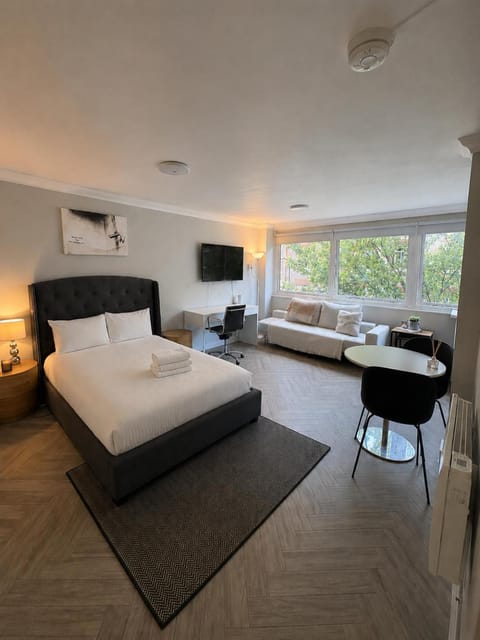 Bed, TV and multimedia, Living room, Photo of the whole room, Seating area, Bedroom