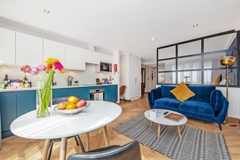 Coffee/tea facilities, Kitchen or kitchenette, Seating area, Dining area