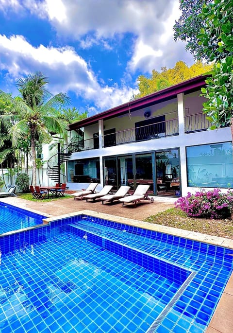 Property building, Swimming pool, sunbed