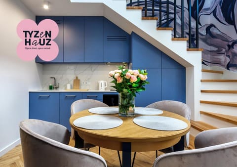 Kitchen or kitchenette, Dining area, stove