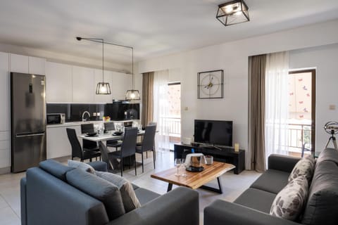 TV and multimedia, Kitchen or kitchenette, Living room, Seating area, Dining area, oven