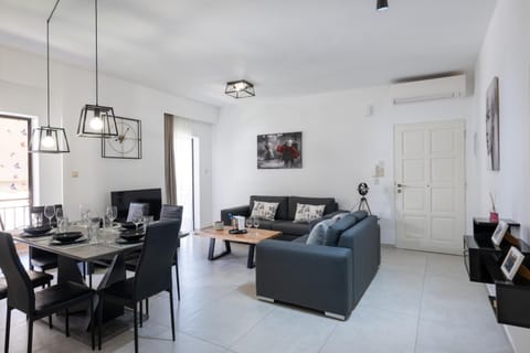 TV and multimedia, Living room, Seating area, Dining area