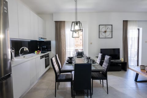 TV and multimedia, Living room, Seating area, Dining area