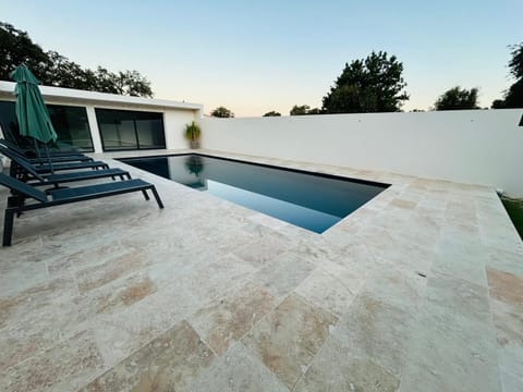 Villa Climatisée avec Piscine partagée , Terrasse et Parking House in Ghisonaccia