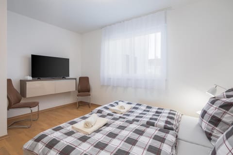 Bed, TV and multimedia, Photo of the whole room, Bedroom