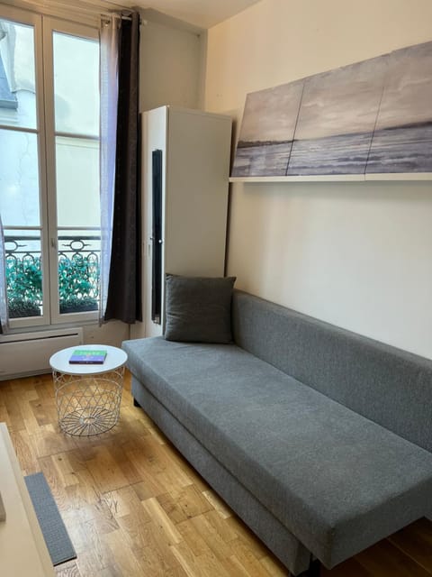 Bed, Living room