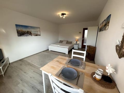 Bed, Living room, Photo of the whole room, Seating area, Dining area, Bedroom