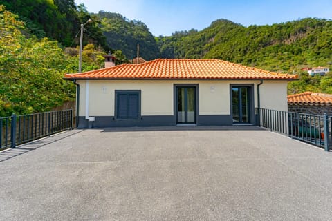 Property building, View (from property/room), Balcony/Terrace, Street view