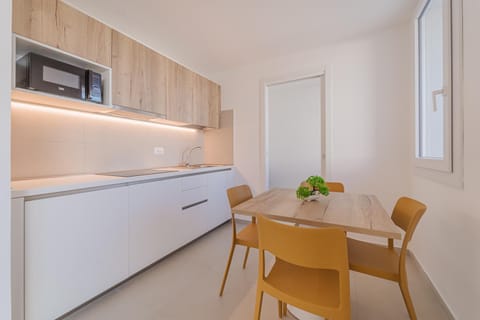 Kitchen or kitchenette, Dining area