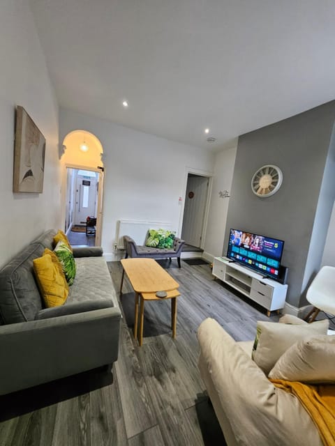 By the Joyous Stays - House with home comforts House in Stoke-on-Trent