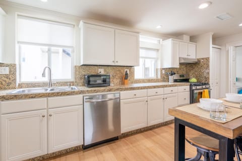 CBS-1236 - Sensational Summit Sunsets House in Cardiff