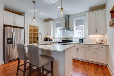 10 Percent OFF New Home Downtown Sleeps 8 House in East Nashville