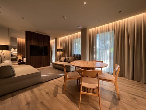 Bed, Living room, Photo of the whole room, Seating area, Dining area, Bedroom