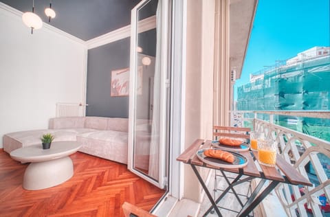 View (from property/room), Balcony/Terrace, Living room