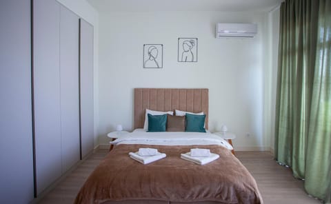 Bed, towels, air conditioner