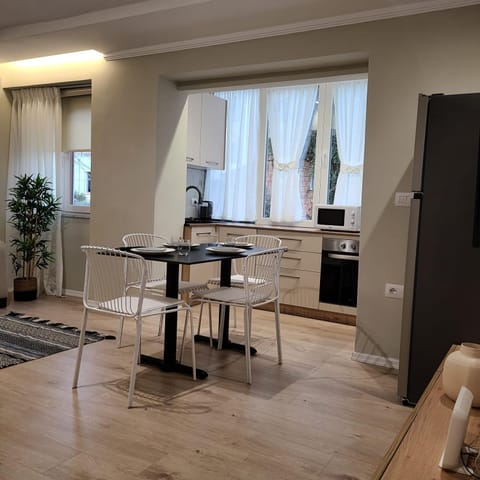 Kitchen or kitchenette, Dining area, hair dresser