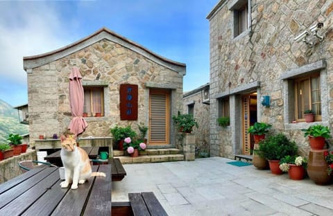 Property building, Patio, Balcony/Terrace