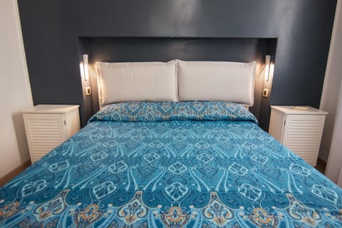 Bed, Photo of the whole room, Bedroom, kitchen, air conditioner, air conditioner