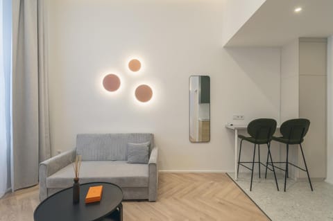 View (from property/room), Living room, Decorative detail, Seating area, Family, internet