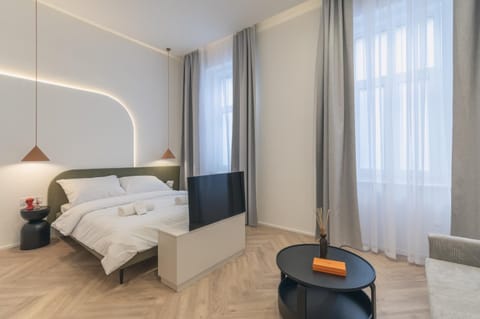 Bed, TV and multimedia, Photo of the whole room, Bedroom, towels