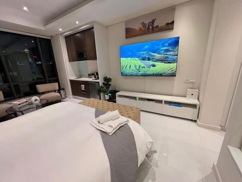 Communal lounge/ TV room, Bed, TV and multimedia, Photo of the whole room, Evening entertainment, Bedroom