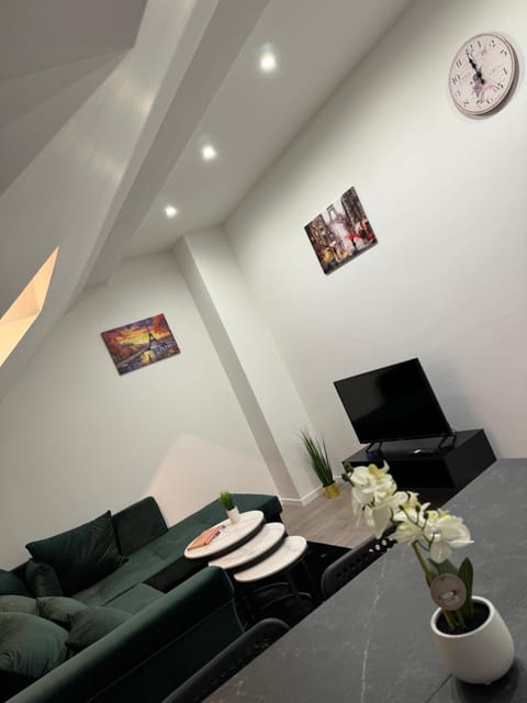 Communal lounge/ TV room, TV and multimedia, Living room, Seating area, Evening entertainment