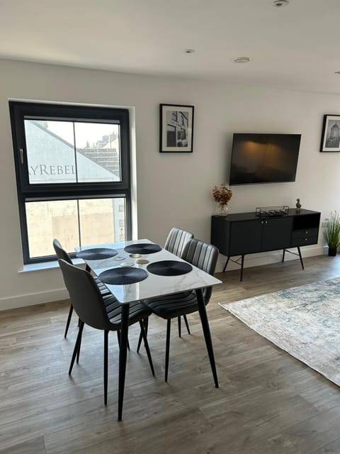 Two bedroom, Sleeps 6 Centre of Portrush Main Street Coastal Links Apartment in Portrush