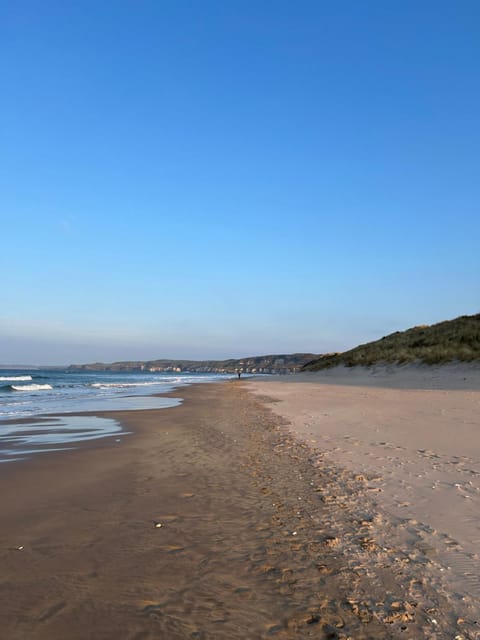 Two bedroom, Sleeps 6 Centre of Portrush Main Street Coastal Links Apartment in Portrush