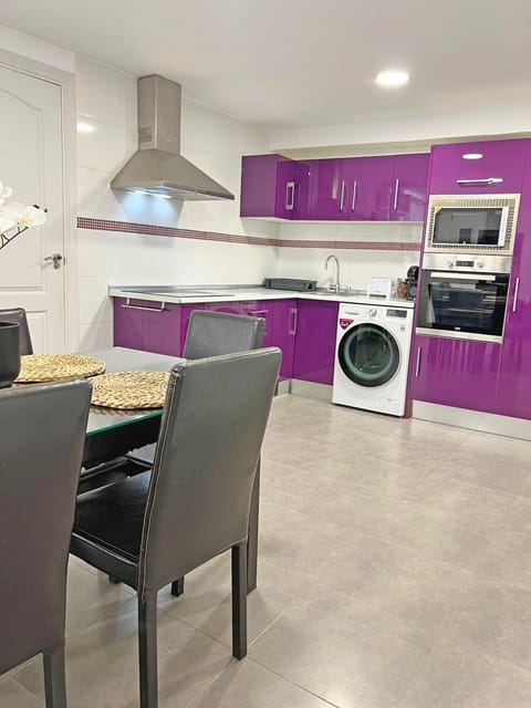 Kitchen or kitchenette, Dining area, minibar, pet friendly, stove, toaster, washing machine