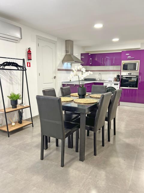 Kitchen or kitchenette, Dining area, minibar, pet friendly, stove, toaster